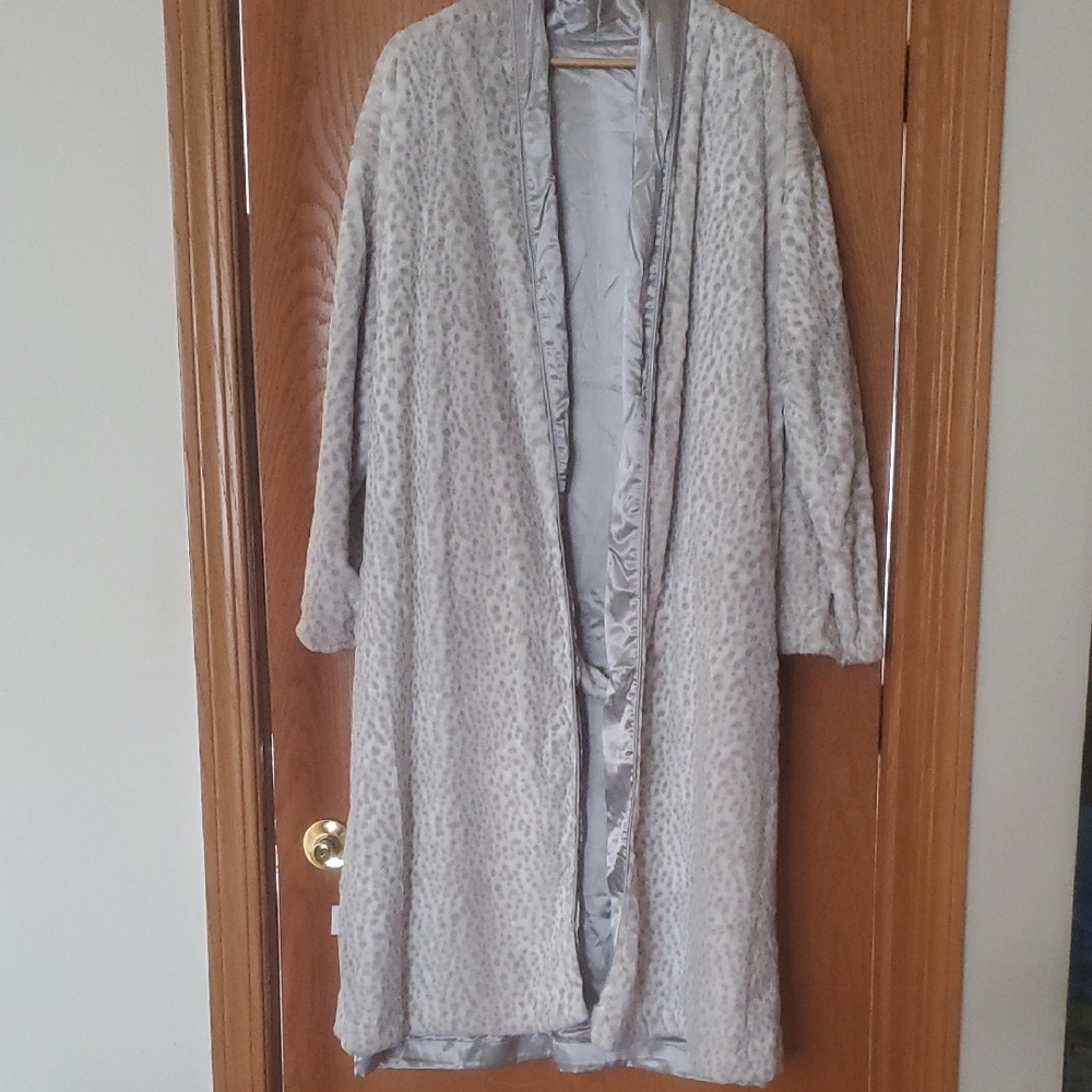 Giraffe at Home Gray Satin Robe - Picture 6 of 14